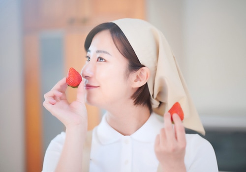 いちごを持っている女性